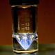 Aspecto del Actinio-225, un isótopo del actinio, en un vial